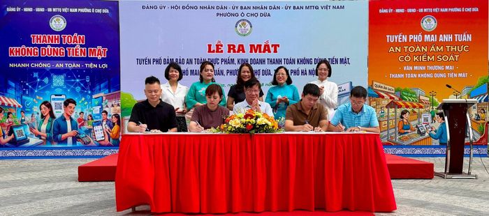 Đại diện các cơ sở kinh doanh trên phố Mai Anh Tuấn ký cam kết thực hiện các tiêu chí của mô hình. Ảnh: Võ Giang