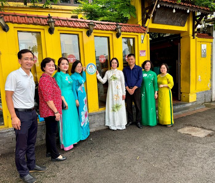 Lãnh đạo phường và các đại biểu thực hiện nghi thức gắn biểu trưng nhận diện. Ảnh: Võ Giang