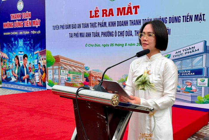 Phó Chủ tịch UBND phường Ô Chợ Dừa Đặng Thị Mai phát biểu tại lễ ra mắt. Ảnh: Võ Giang