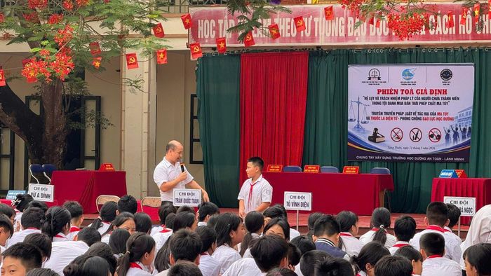 Học sinh Trường THCS Xuân Sơn tìm hiểu các quy định pháp luật thông qua hình thức phiên tòa giả định trực quan, sinh động. Ảnh: TH