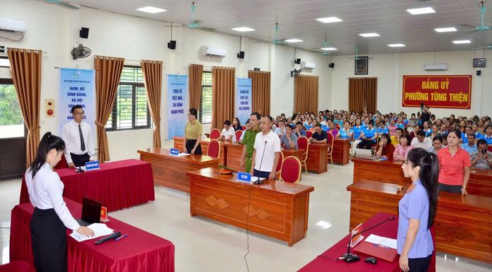 Đông đảo cán bộ, hội viên phụ nữ và người dân tham dự hội nghị tuyên truyền pháp luật bằng hình thức phiên tòa giả định. Ảnh: TH