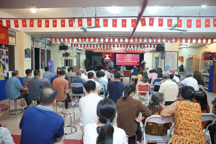 Sinh hoạt chi bộ tháng 8 tại tổ dân phố số 3, xã Thuận An. Ảnh: Vân Thư