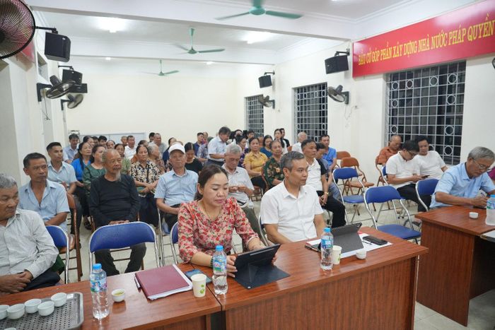 Phó Bí thư Thường trực Đảng ủy xã Thuận An Đào Xuân Trường (thứ 3 từ trái sang) trực tiếp dự sinh hoạt cùng Chi bộ thôn Kim Đà. Ảnh: Vân Thư
