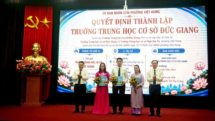 Lãnh đạo phường trao Quyết định thành lập cho Ban Giám hiệu Trường THCS Đức Giang. Ảnh: B.Duy