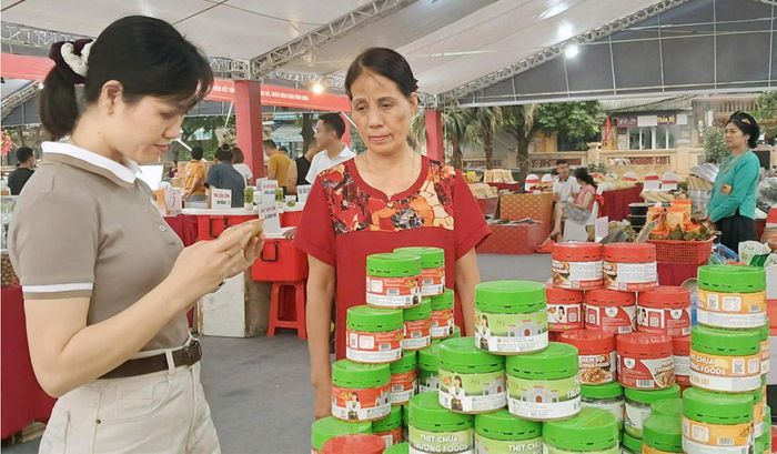 Người tiêu dùng tiếp cận sản phẩm OCOP tại Hội chợ hàng Việt do Sở Công Thương Hà Nội tổ chức tại xã Quốc Oai. Ảnh: Hoài Nam