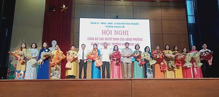 Thường trực Đảng ủy phường Hoàng Liệt, tặng hòa chúc mừng BGH 5 trường công lập sau sắp xếp. Ảnh TA.