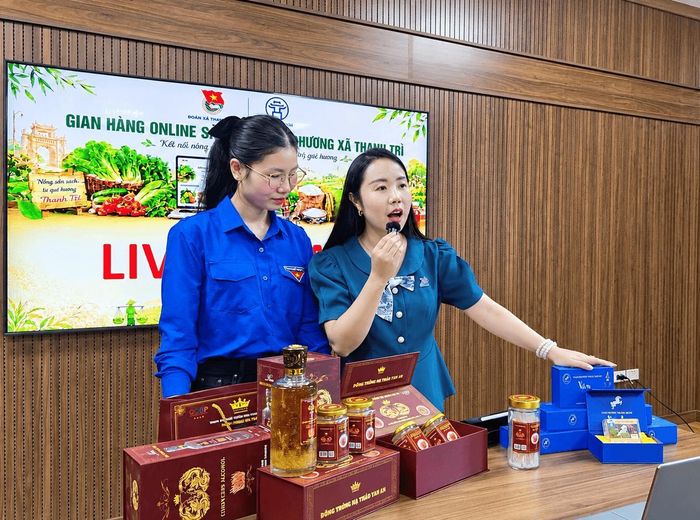 Bí thư Đoàn Thanh niên xã Thanh Trì Hoàng Minh Hằng (bên phải) trực tiếp giới thiệu sản phẩm.