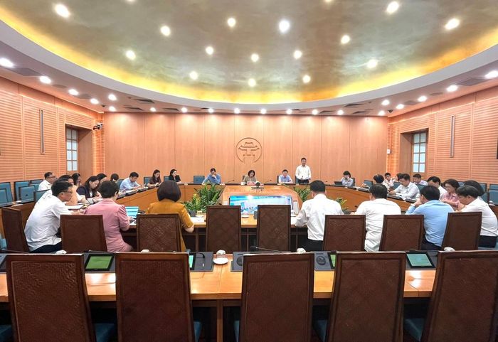 Phó Giám đốc Sở Giáo dục và Đào tạo Hà Nội Phạm Quốc Toản báo cáo tình hình chuẩn bị năm học mới tại hội nghị. Ảnh: Lê Nguyễn