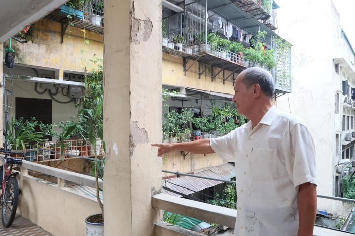 Ông Đỗ Duy Tân (phòng 304), người đã sinh sống hơn 30 năm tại nhà chung cư 15C Trần Khánh Dư cho biết, mong muốn lớn nhất của cư dân là dự án sớm được triển khai. Tại nhiều căn hộ, tình trạng thấm dột, bong tróc tường, nứt trần vẫn diễn ra mặc dù người dân đã nhiều lần sửa chữa.