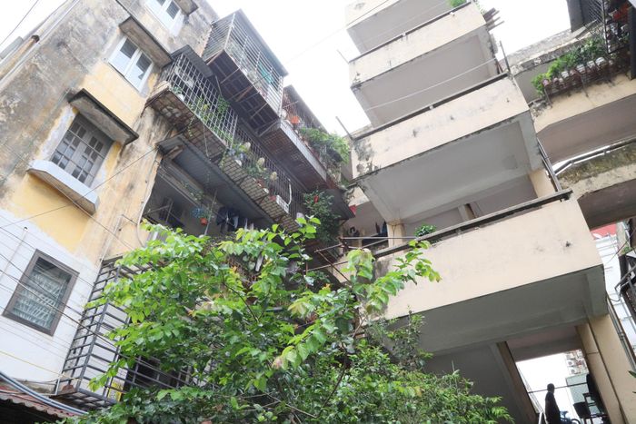 Bà Đỗ Thị Hoa (phòng 506) chia sẻ niềm vui khi biết sẽ được tái định cư tại chỗ. Bà Hoa mong muốn sớm có lộ trình triển khai cụ thể, để quá trình cải tạo không chỉ tạo diện mạo đô thị mới mà còn bảo đảm cuộc sống ổn định cho những cư dân đã gắn bó với nhà chung cư suốt nhiều thập kỷ qua.