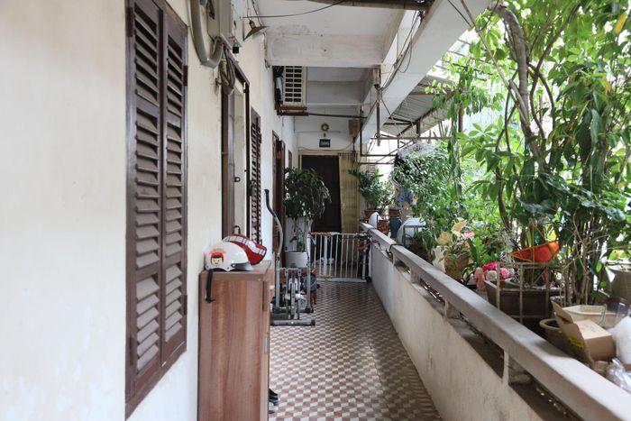 UBND phường đang tập trung phối hợp với các đơn vị liên quan đẩy nhanh tiến độ dự án. Dự kiến trong năm 2026 sẽ hoàn thành xong công tác giao chủ đầu tư dự án làm cơ sở để triển khai các bước tiếp theo theo quy định. Với nhà chung cư 15C Trần Khánh Dư, các hộ dân sẽ được tái định cư tại chỗ. Sau khi được UBND thành phố lựa chọn, nhà đầu tư sẽ lập phương án và thỏa thuận với các chủ sở hữu đảm bảo theo quy định.