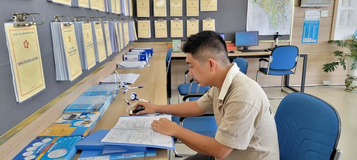 Người dân và doanh nghiệp thuận lợi khi giải quyết các thủ tục hành chính. Ảnh: Thanh Huyền