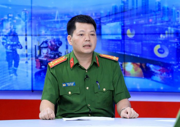 Thượng tá Đoàn Văn Giáp, Trưởng phòng Khoa học công nghệ - Cục Cảnh sát PCCC&CNCH (Bộ Công an) trao đổi tại Chương trình. Ảnh: Quang Thái
