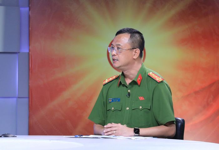 Đại tá Phạm Trung Hiếu trao đổi tại Chương trình. Ảnh: Quang Thái