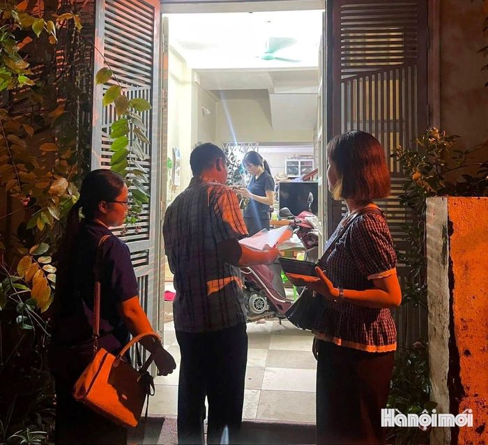 Tổ công tác đến tận nhà hỗ trợ người dân đối chiếu, cập nhật dữ liệu đất đai ngoài giờ hành chính. Ảnh: Tuệ Lâm