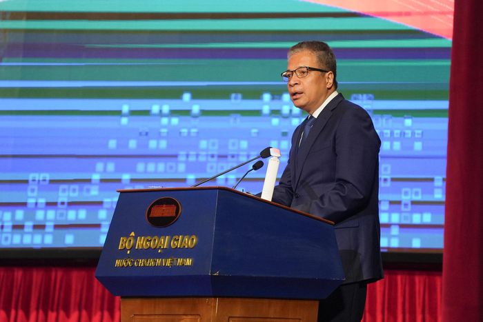 Đại sứ Việt Nam tại Liên bang Nga Đặng Minh Khôi trình bày tham luận "Cách thức hợp tác quốc tế khoa học - công nghệ hiệu quả với Nga trước lệnh cấm vận của các nước. Đề xuất cơ hội hợp tác cụ thể cho Việt Nam". Ảnh: Hoàng Linh