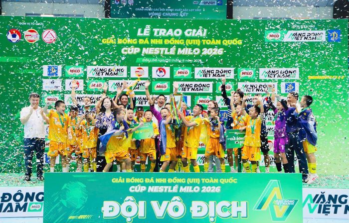 U11 CLB Hà Nội giành chức vô địch thuyết phục sau chiến thắng 2-0. Ảnh BTC