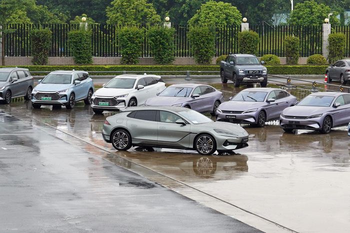 Mẫu Denza Z9 thuần điện có kiểu dáng tương tự Porsche Taycan. Ảnh: Hoàng Linh