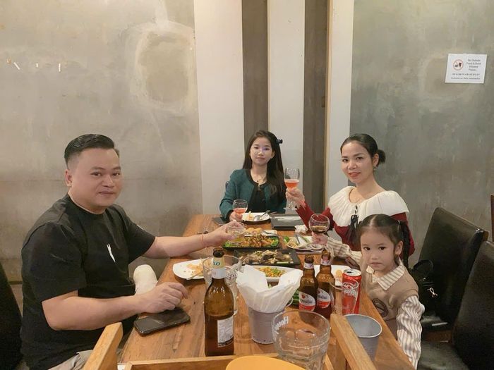 Anh Phương hạnh phúc bên gia đình sau biến cố lớn trong cuộc đời. Ảnh: NVCC