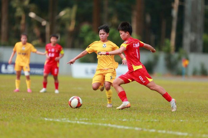 Bóng đá nữ Hà Nội (áo vàng) vẫn kiên trì chờ ngày lấy lại vị thế. Ảnh: VFF.