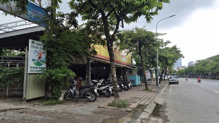 Cách hiện trường vụ cháy không xa là các nhà xưởng, quán bia. Ghi nhận trưa 5-8, quán bia vẫn hoạt động bình thường. Ảnh: Hậu Lộc