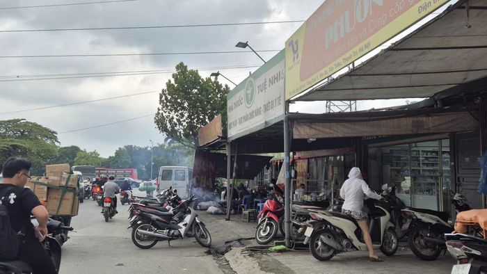Tình trạng vi phạm trật tự đô thị trên đường Yên Xá. Ảnh: Hậu Lộc