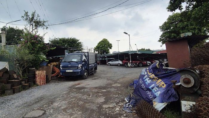 Một bãi xe nghi hoạt động trái phép trên đường 25m Tân Triều mới. Ảnh: Hậu Lộc