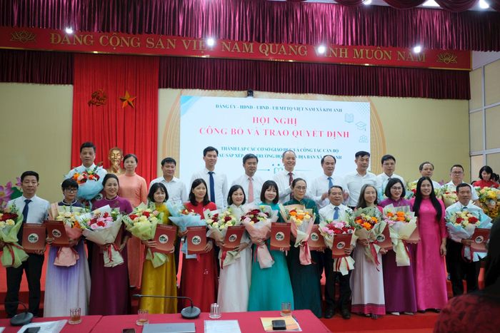 Lãnh đạo Đảng ủy, HĐND, UBND xã Kim Anh chụp ảnh lưu niệm cùng đại diện các tập thể, cá nhân đạt thành tích đóng góp cho sự phát triển của ngành giáo dục trên địa bàn xã sáng 5-8. Ảnh: Sỹ Hào