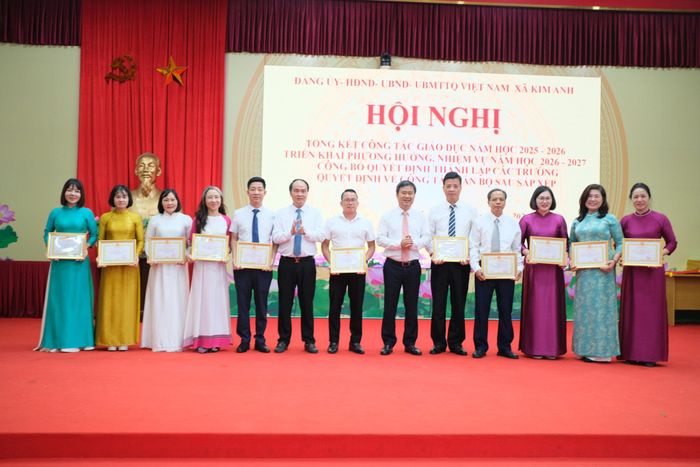 Lãnh đạo Đảng ủy, UBND xã Kim Anh tặng giấy khen cho các tập thể đạt thành tích lao động tiên tiến trong triển khai nhiệm vụ công tác phát triển giáo dục tại địa phương. Ảnh: Sỹ Hào.