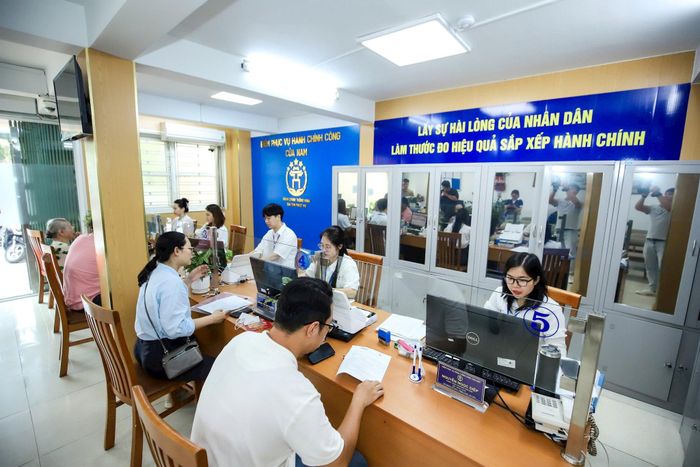 Người dân làm thủ tục hành chính tại Điểm phục vụ hành chính công. Ảnh: Phương Ngân