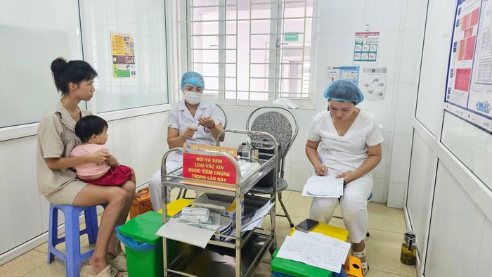 Trẻ được khám sức khỏe miễn phí kết hợp tiêm chủng theo lịch. Ảnh: TYT