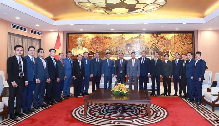 Đại diện lãnh đạo, cán bộ thành phố Hà Nội chụp ảnh cùng Đoàn đại biểu Bộ Nội vụ Vương quốc Campuchia. 