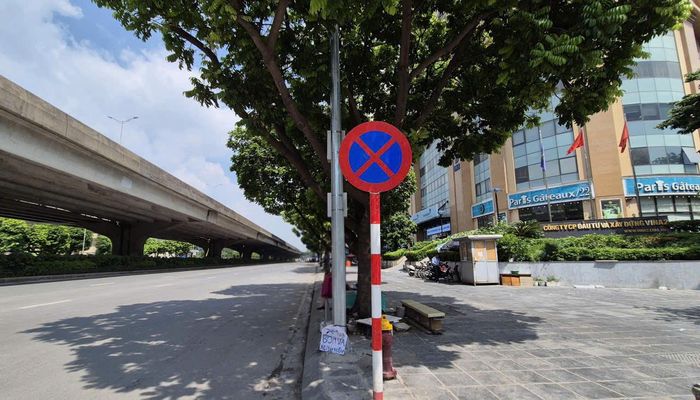 Tại khu vực đường Nghiêm Xuân Yêm, trước mặt chung cư Kim Văn - Kim Lũ đã có nhiều thay đổi tích cực khi lực lượng chức năng phường Định Công tăng cường kiểm tra, xử lý vi phạm. Ảnh: Hậu Lộc