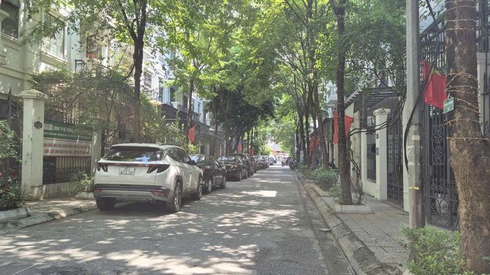 Tình trạng đỗ xe tại Khu đô thị mới Đại Kim. Ảnh: Hậu Lộc