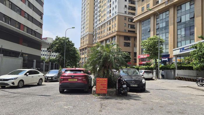 Tình trạng đỗ xe tại Khu đô thị Kim Văn - Kim Lũ. Ảnh: Hậu Lộc