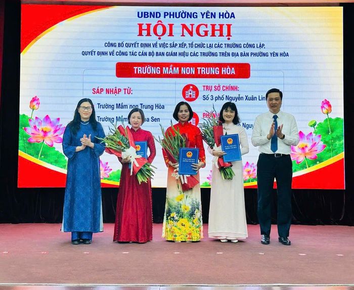 Bí thư Đảng ủy, Chủ tịch HĐND phường Nguyễn Quốc Khánh và Chủ tịch UBND phường Trịnh Thị Dung trao các quyết định về thành lập cơ sở giáo dục công lập và công tác cán bộ cấp học mầm non. Ảnh: PV