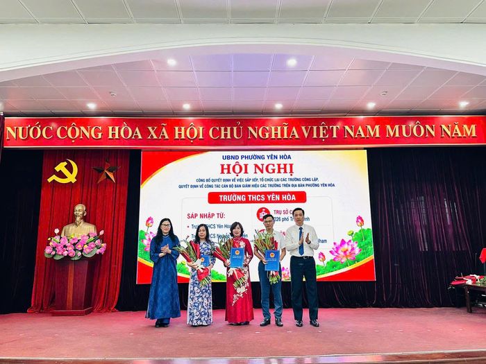 Bí thư Đảng ủy, Chủ tịch HĐND phường Nguyễn Quốc Khánh và Chủ tịch UBND phường Trịnh Thị Dung trao các quyết định về thành lập cơ sở giáo dục công lập và công tác cán bộ cấp học trung học cơ sở. Ảnh: PV