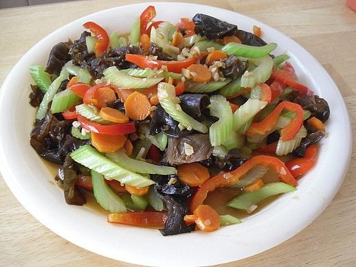 Mề chay xào cùng đa dạng rau củ như cà rốt, dưa chuột, súp lơ, nấm hương...