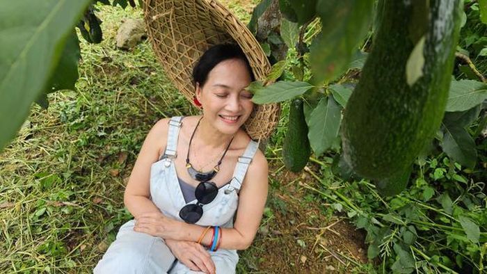 Trên trang cá nhân, NSND Lê Khanh không ngại khoe mặt mộc. Theo thời gian, làn da của chị cũng lão hóa nhưng với NSND Lê Khanh, chị thích cho da thở để khỏe mạnh từ sâu bên trong.