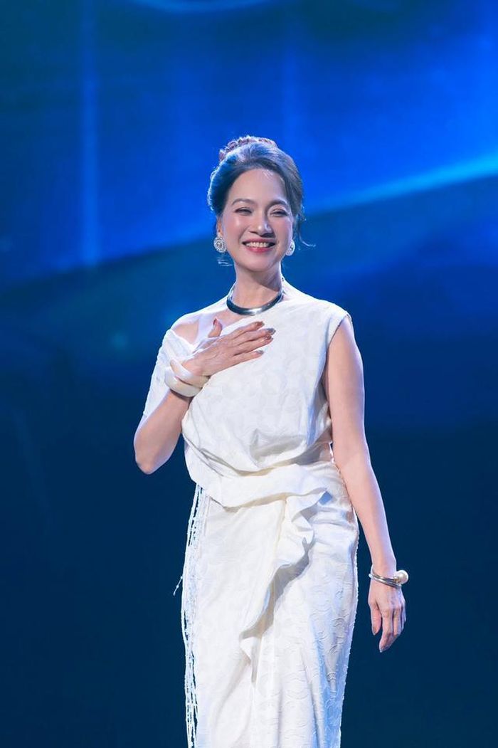 Nụ cười rạng rỡ cùng phong thái thanh lịch của NSND Lê Khanh luôn để lại ấn tượng đẹp trong lòng khán giả, bất kể ở độ tuổi nào.