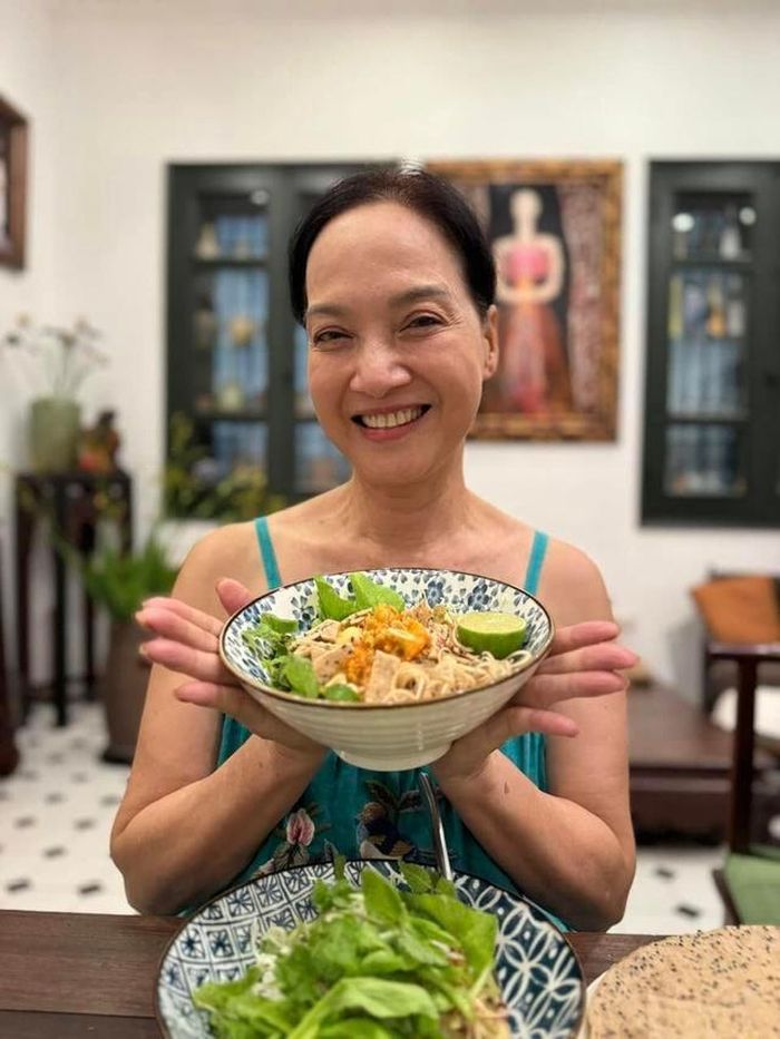 Dù để mặt mộc, NSND Lê Khanh vẫn được khán giả khen ngợi bởi những đường nét gương mặt thanh tú và thần thái rạng rỡ. "Mỹ nhân Hà thành" một thời luôn duy trì tinh thần lạc quan, vui vẻ, nhờ đó giữ được sức khỏe tốt và làn da tươi tắn theo thời gian.