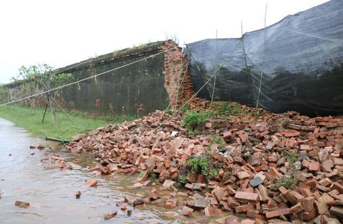 Đoạn tường Hoàng thành bị đổ sập trong đợt mưa lũ lịch sử năm 2025. Ảnh: H.Dũng.