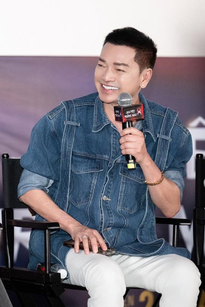 Để thực hiện được ước mơ, Quang Minh chăm chỉ chạy show, đóng phim và kinh doanh. Anh không nề hà bất cứ việc gì để bản thân và vợ có cuộc sống tốt nhất.