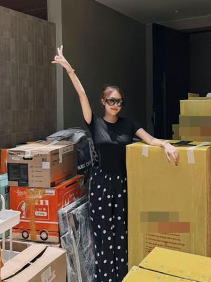 Tăng Khánh Chi - vợ trẻ của Quang Minh hạnh phúc với món quà giá trị nhân ngày ý nghĩa. Ở tuổi mới, cô được chồng tặng cho một căn nhà mặt phố cao 4 tầng với thiết kế hiện đại.