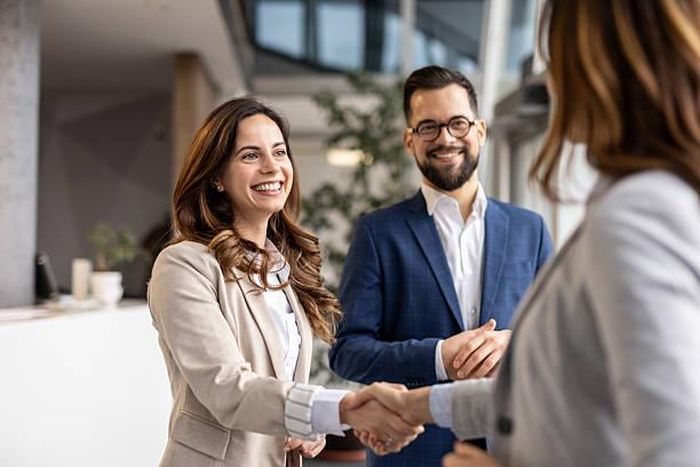 Sự tin tưởng, thiện chí và những mối quan hệ bền vững là tài sản vô hình mà nhiều người chỉ thực sự trân trọng khi bước qua nửa đời người. Ảnh minh họa: iStock