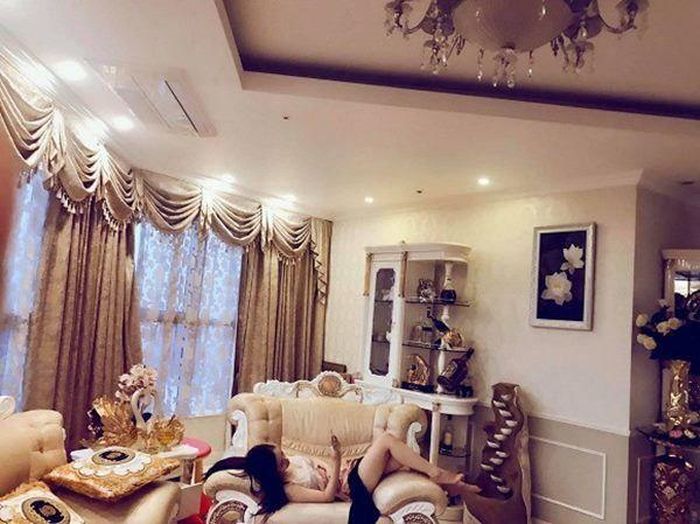 Căn hộ của cô nằm trong khu chung cư cao cấp, được thiết kế theo phong cách châu Âu. Đồ nội thất bên trong vô cùng sang trọng, hoành tráng. Quỳnh Nga từng chụp lại nhiều góc của căn nhà để chia sẻ đến với khán giả khi tranh thủ thời gian cách ly trước đây.