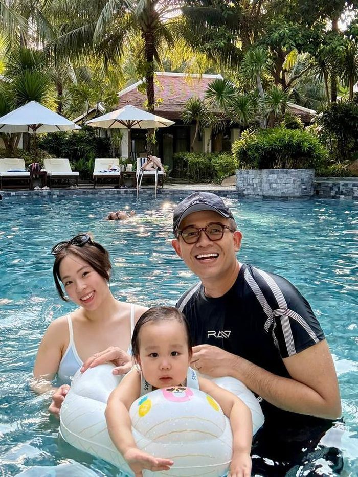 Gia đình nhỏ hạnh phúc của MC Đức Bảo và vợ kém 5 tuổi.
