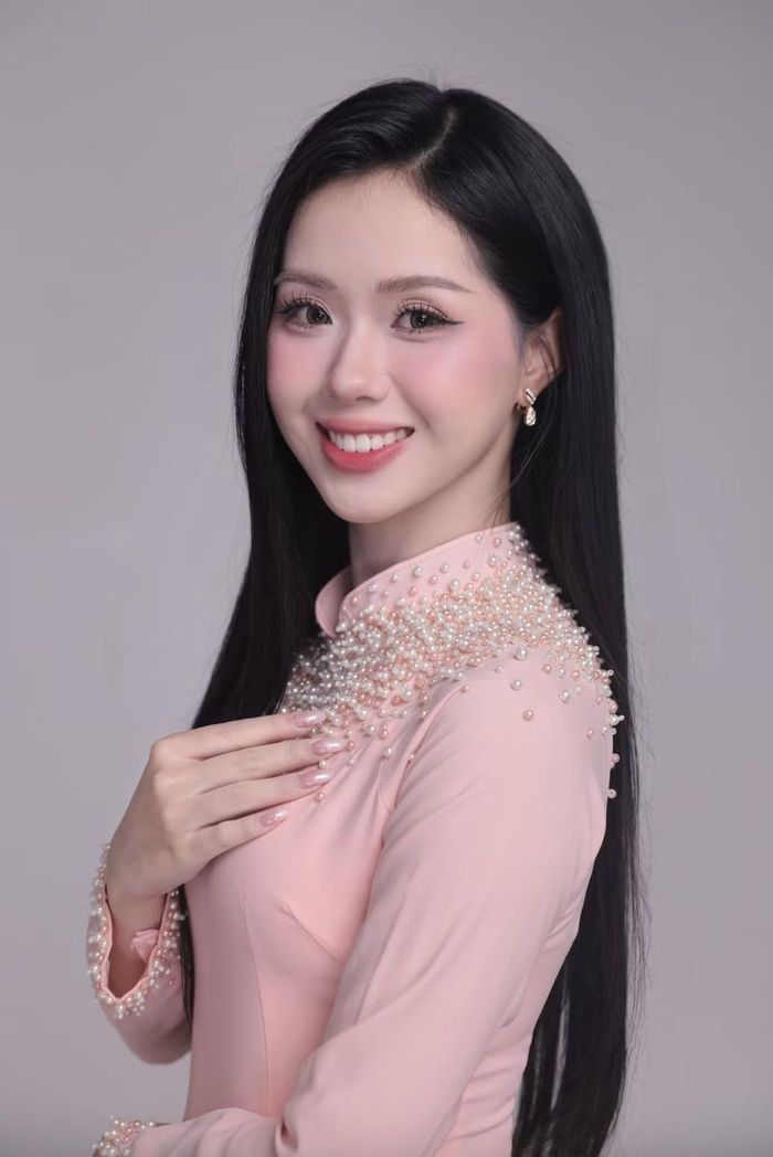 Đến từ ngôi trường vốn nổi tiếng với nhiều hoa hậu, Á hậu bước ra từ Hoa hậu Việt Nam, Khánh Vi cho biết rất ngưỡng mộ Hoa hậu Việt Nam 2016 Đỗ Mỹ Linh. Điều khiến Khánh Vi ấn tượng nhất ở đàn chị không chỉ là danh hiệu mà là cách gìn giữ giá trị của danh hiệu ấy sau đăng quang. Đặc biệt, dự án "Cõng điện lên bản" giúp cô hiểu rằng, một hoa hậu không chỉ lan tỏa vẻ đẹp, mà còn có thể tạo nên những giá trị rất thiết thực cho xã hội.