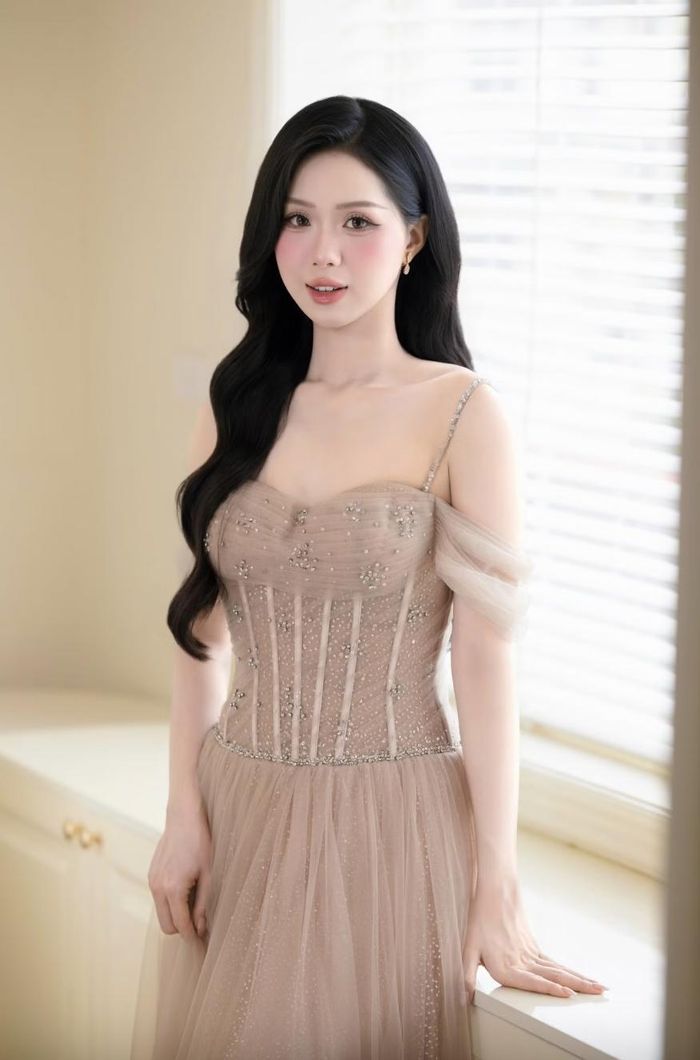 "Tôi sinh ra và lớn lên ở Ninh Bình - vùng đất có núi non hùng vĩ, có những dòng sông rất hiền và có những con người mộc mạc, chân thành. Có lẽ, vì thế mà tôi tin rằng vẻ đẹp không nhất thiết phải rực rỡ để được nhìn thấy mà đôi khi vẻ đẹp càng lặng lẽ lại càng bền vững. Với tôi, "Miền hương sắc" không chỉ là vẻ đẹp của một vùng đất, mà còn là "miền" của những giá trị được nuôi dưỡng trong mỗi con người: Tri thức để hiểu, lòng nhân ái để sẻ chia và bản lĩnh để theo đuổi điều mình tin là đúng", Khánh Vi chia sẻ.