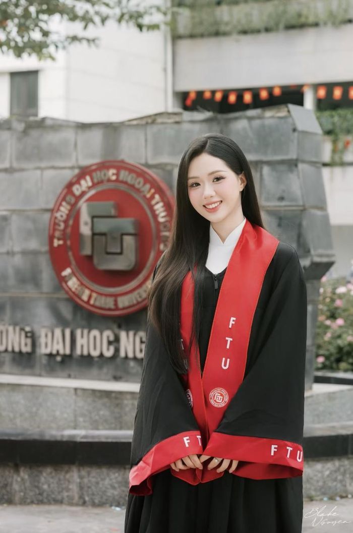 Khánh Vi nổi bật với thành tích tốt nghiệp xuất sắc sớm ngành Kinh tế Quốc tế, trường ĐH Ngoại thương - ngôi trường được coi là "cái nôi" của hoa hậu. Cô cũng từng giành giải Người “đẹp toàn năng” tại Duyên dáng Ngoại thương 2022.